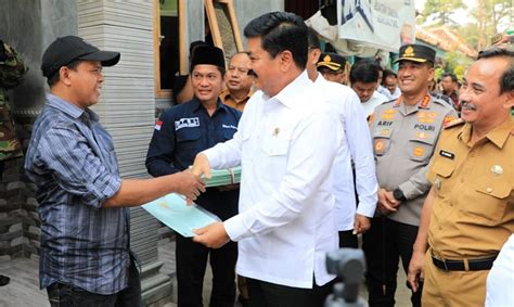 Warga Gempol Cirebon Terima Sertifikat Tanah Program Ptsl Dari