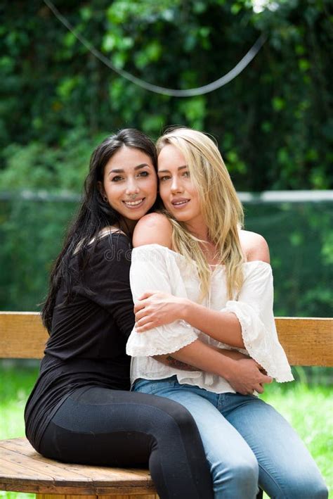 Een Paar Van Trotse Lesbienne In In Openlucht Het Zitten Op Een Houten Lijst Blondevrouw