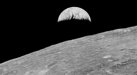 El satélite estadounidense Lunar Orbiter toma la primera fotografía de