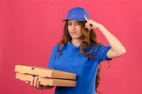 Jovem entregadora cabelo encaracolado usando uma camisa pólo azul