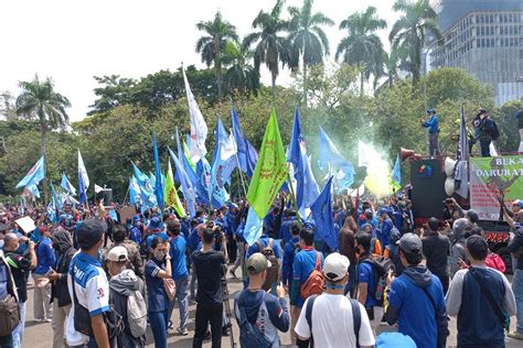 Demo Buruh Di Patung Kuda Polisi Tutup 5 Ruas Jalan Ini