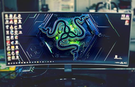 Concepto De Juegos Pc Una Pantalla Ultraancha Con El Logotipo De Razer