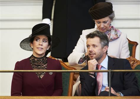 Photo Mary et Frederik de Danemark concentrés La famille royale de