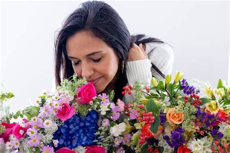 Premium Photo Cute Brunette Woman Enjoying Her Bouquet Of Flowers