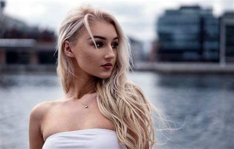 Обои girl sexy hot girl eyes smile beautiful figure model на телефон и рабочий стол