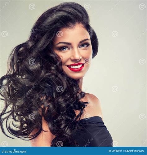 Brunette Met Lang Dicht Krullend Haar Stock Afbeelding Image Of Zorg Manier