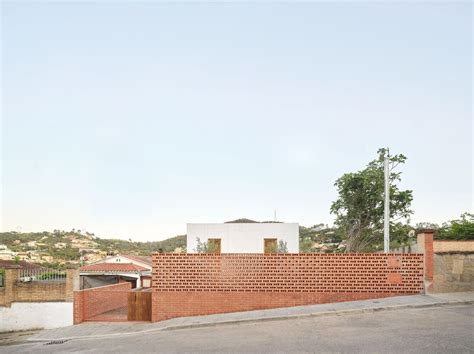 Galería De Casa Sobre Un Zócalo De Ladrillo Agora Arquitectura 1