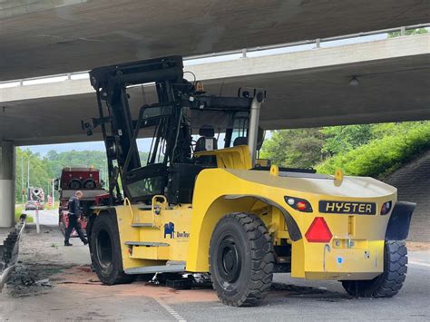 Blokvogn Med Gaffeltruck Brager Ind I Bro Ved Motorvej Onp Dk