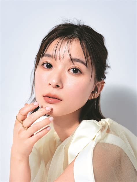 芳根京子、 毛穴レスツルピカ美肌披露！「美」の秘訣は、1日に5、6回入る「お風呂」 Actress Press