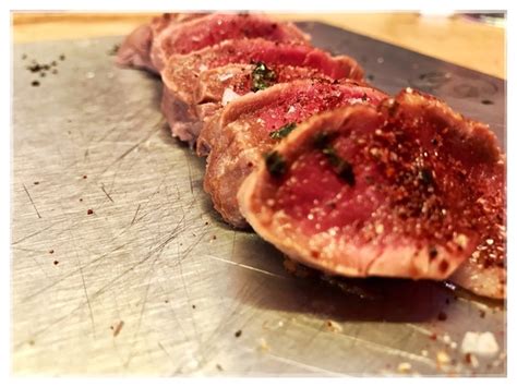 Tataki De Solomillo Iberico Las Manos En La Mesa