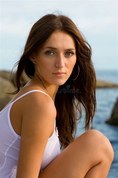 Belle Jeune Femme De Brunette Photo Stock Image Du Cheveu Plaisir 19040584