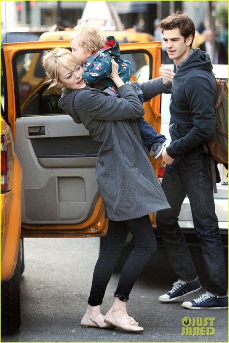 Emma Stone Baby Duty With Andrew Garfield Photo 2654314 Andrew