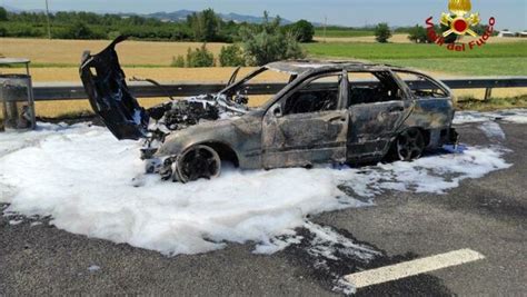 Auto Prende Fuoco Sulla A14 Fiamme E Spavento All Altezza Di Castel