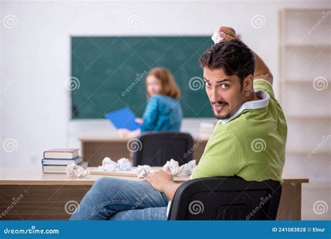 Dois Alunos Se Divertindo Na Sala De Aula Foto De Stock Imagem De