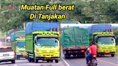 Mobil Muatan Berat Truk Fuso Hino Merayap Lambat Menanjak Di Tanjakan