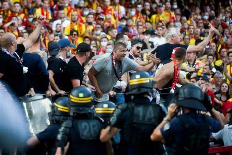 A Los Golpes En Francia Invasión De Aficionados Pelea Heridos Y