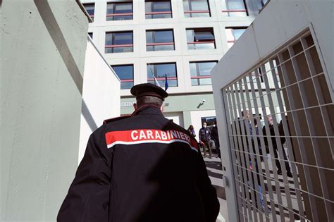 Carabinieri Salvano Bimba Di Anni Priva Di Sensi In Una Scuola A