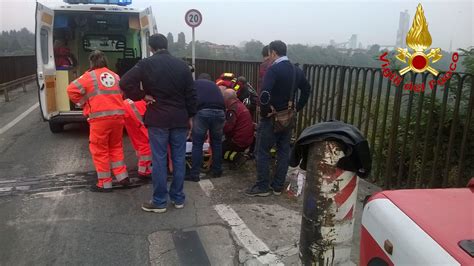 Picchia Barista E Clienti In Un Locale Poi Minaccia Di Buttarsi Da Un