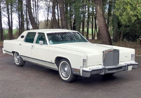 Location Lincoln Town Car 1978 Blanc 1978 Blanc Pléchâtel