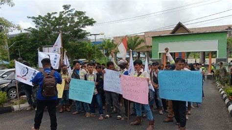 Perwakilan Buruh PT BSS Lakukan Aksi Demo Di Kantor DPRD Bulungan