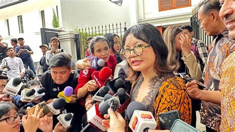 Berapa Harga Kacamata Unik Wamen Stella Christie Yang Bikin Salah Fokus