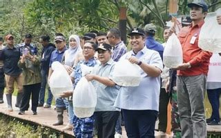 Bupati Maros Dampingi Pj Gubernur Taburkan Benih Ikan Di Taman Wisata