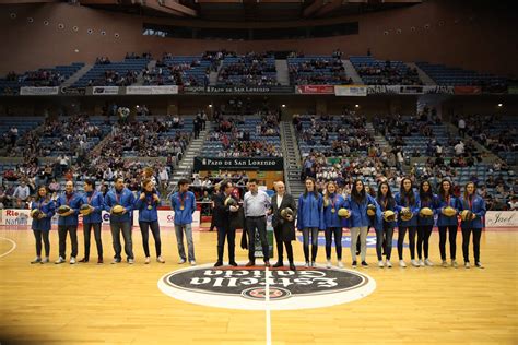 A Selección Galega Cadete Feminina e La Rosaleda reciben o aplauso de