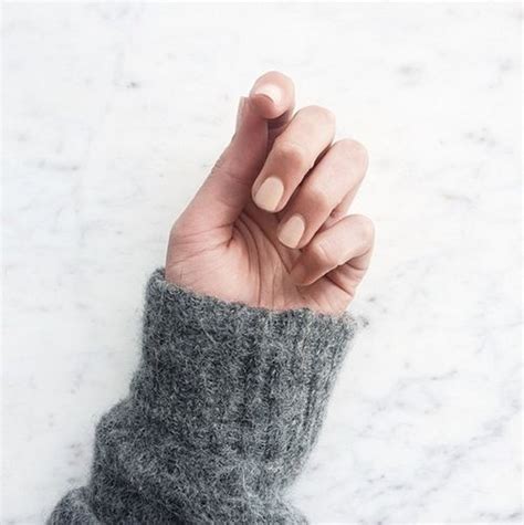 Manicure nude tutte le sfumature più chic dello smalto dall effetto naturale fem