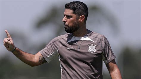 Antigo Alvo Do Gr Mio Desfalque Em Dos Jogos No Corinthians