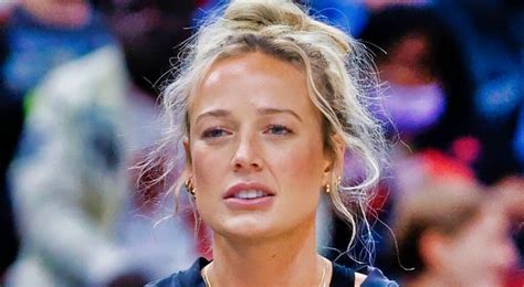 HOT Sophie Cunningham Goes Viral in Tiny Orange Bikini Holding Giant Barracuda USA HOTNEWS ¹