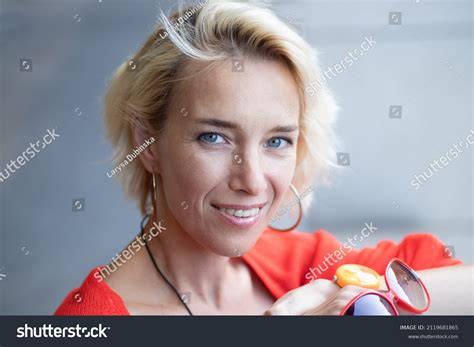 Portrait Femme Blonde Images Photos De Stock Objets D Et Images Vectorielles