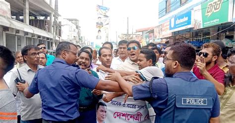 বরগুনায় মিছিলে বাধা পেয়ে কার্যালয়ের সামনে বিএনপির বিক্ষোভ সমাবেশ