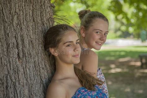 Deux Filles S Treignant Dans La For T Photo Stock Image Du Jeune