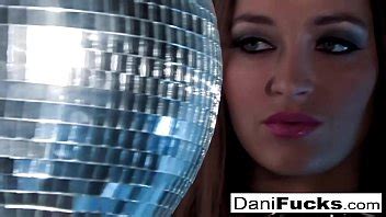 Brunette Babe Rubs One Out XNXX