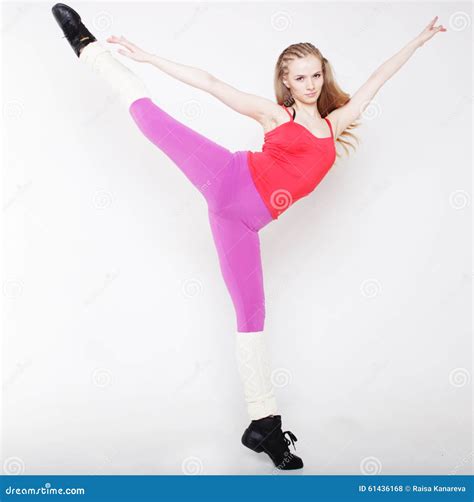 Fille Blonde Dans La Tension Dans La Pose Gymnastique Photo Stock Image Du Sportif Gants