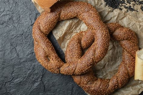 Bagels Tressés Ronds Croquants Turcs Aux Graines De Sésame Photo