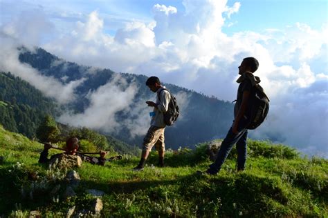 LoOp-WhOlE: Trek to the Kamrunag Temple - रतन यक्ष की कहानी