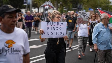 Miles De Personas Claman En Barcelona Contra La Masificaci N Tur Stica