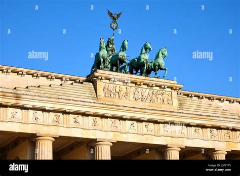 brandenburg gate, quadriga statue, brandenburg gates, quadriga statues Stock Photo - Alamy