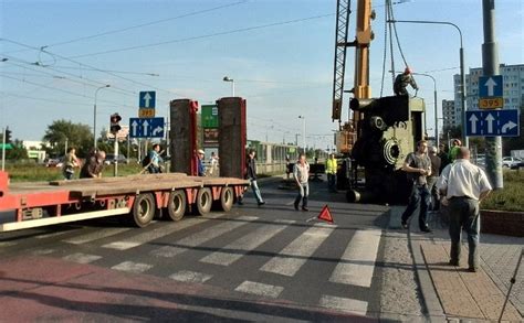 Wypadek Na Bardzkiej Z Tira Spad Adunek I Zablokowa Ulic Film