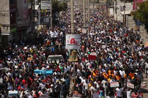 Milhares de haitianos nas ruas para exigir a renúncia do Presidente MMO