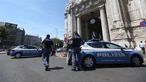 Milano Aggredisce La Polizia In Stazione Un Agente Spara E Lo