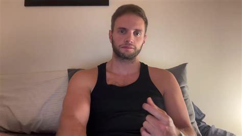 Sexy Bearded White Guy Shows Off His Ass ThisVid