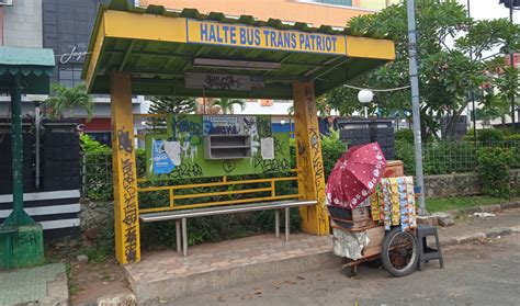 Halte Bus Transpatriot Di Bekasi Banyak Terbengkalai Kumuh Penuh