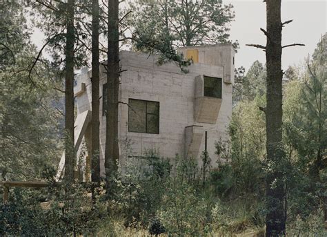 Casa Alférez un imponente refugio de hormigón en el medio de la selva