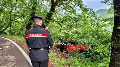 Cinque Ore Con L Auto In Bilico Sul Burrone 54enne Salvato