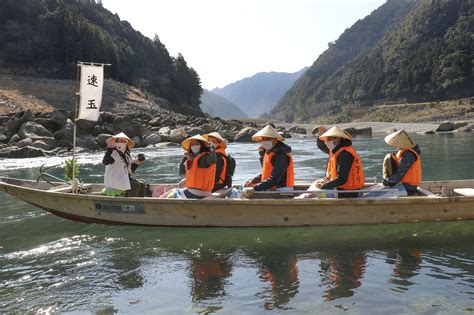 熊野川で舟下り始まる 世界遺産、川の参詣道47news（よんななニュース）：47都道府県52参加新聞社と共同通信のニュース・情報・速報を束ね