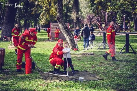 Pompierii și jandarmii timișeni la dispoziția celor mici de Ziua