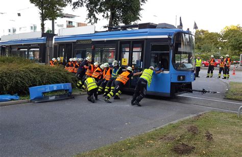 M Nchen Tram Entgleist Nach Zusammensto Mit Bus Am Scheidplatz