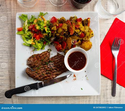 Entrecot De Ternera A La Parrilla Con Verduras Y Salsa De Tomate Foto